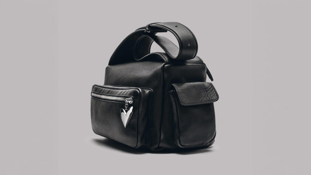 Olivenleder Minou Bag aus schwarzem Leder mit silberner Herz-Anhänger.