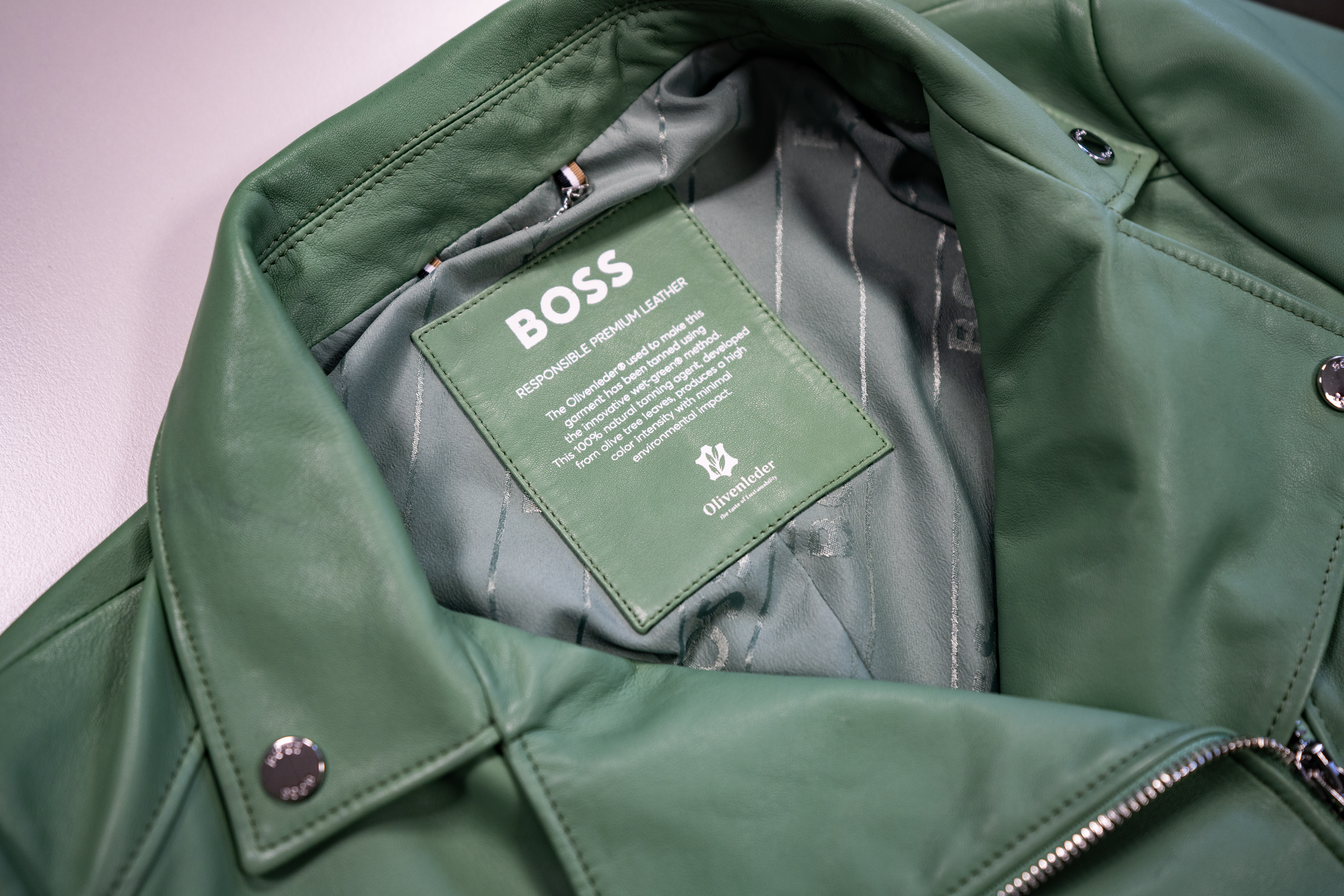 Türkis farbene Lederjacke aus Olivenleder Boss Etikett eingenäht